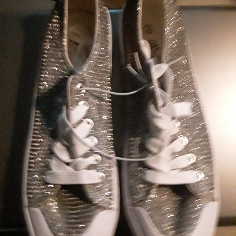 Tennis shoes